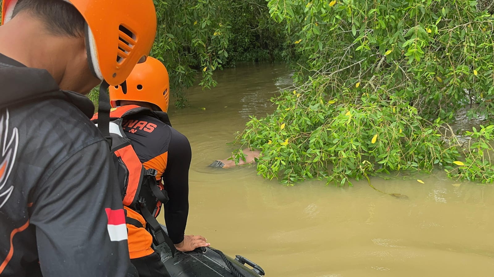 Tim Operasi SAR Nasional Temukan Jasad Pria yang Jatuh ke Muara Sungai Teluk Nibung 1 WhatsApp Image 2025 09 27 at 03.32.24