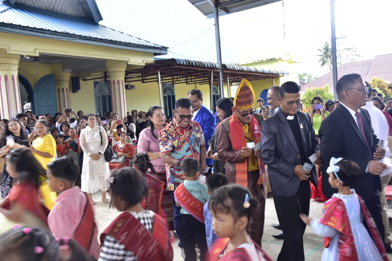 Bupati Tapteng Masinton Pasaribu Hadiri Pesta Pembangunan Gedung Sekolah Minggu HKBP Sibuluan 1 daaana