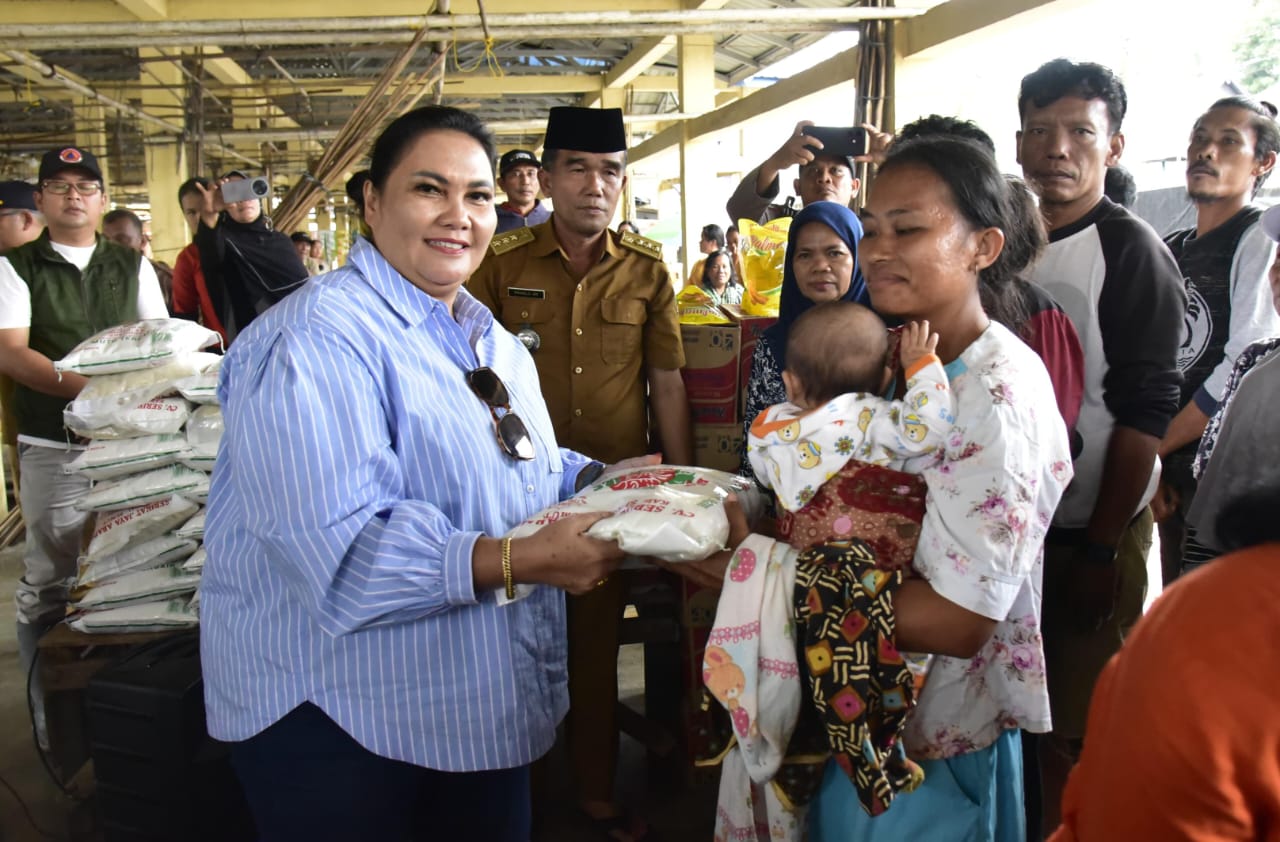 Ketua PKK Tapteng Serahkan Bantuan Kepada Korban Bencana Alam 1 IMG 20251119 WA0011