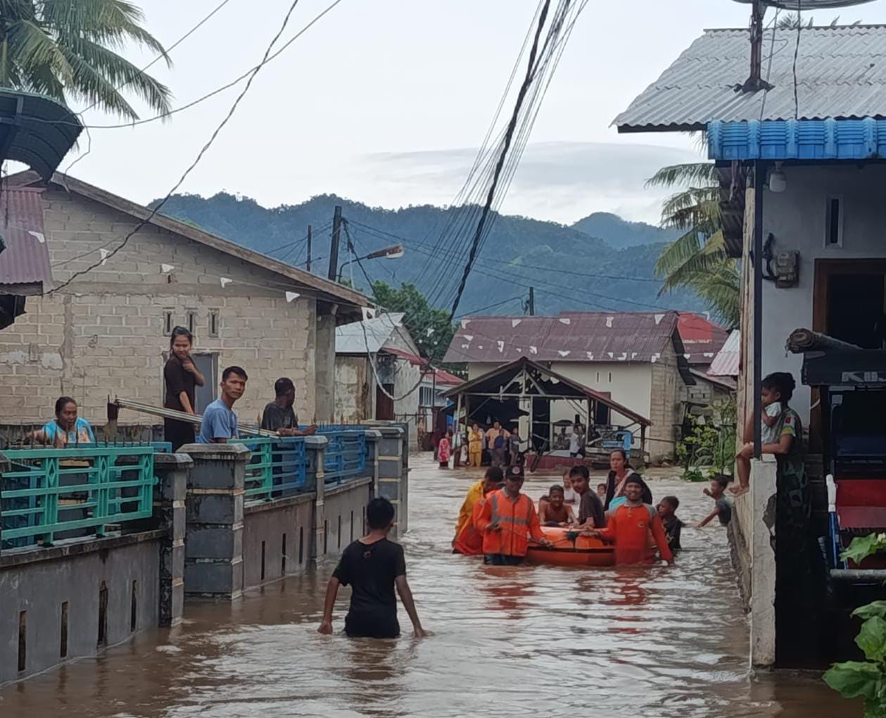 BPBD Tapteng Lakukan Penanggulangan Banjir dan Longsor 1 IMG 20251119 WA0021