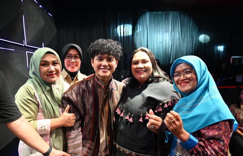 Ketua Dekranasda Tapteng Hadiri Penutupan Sumut Fashion and Beauty 2025 1 IMG 20251123 WA0003