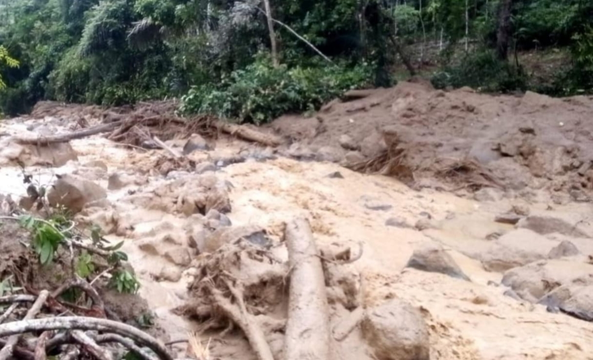 Pegunungan Aek Sipilit Dusun Malaka Tukka Longsor, Warga Diminta Waspada 1 IMG 20251123 205936