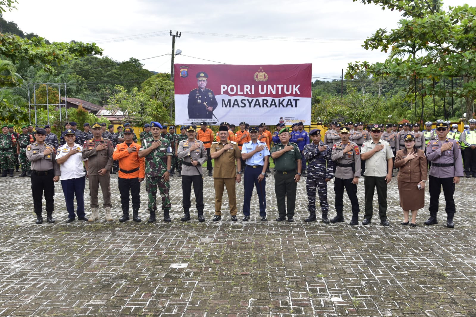 Wakil Bupati Tapteng Hadiri Apel Kesiapan Tanggap Darurat bersama TNI Polri 1 WhatsApp Image 2025 11 04 at 02.37.08