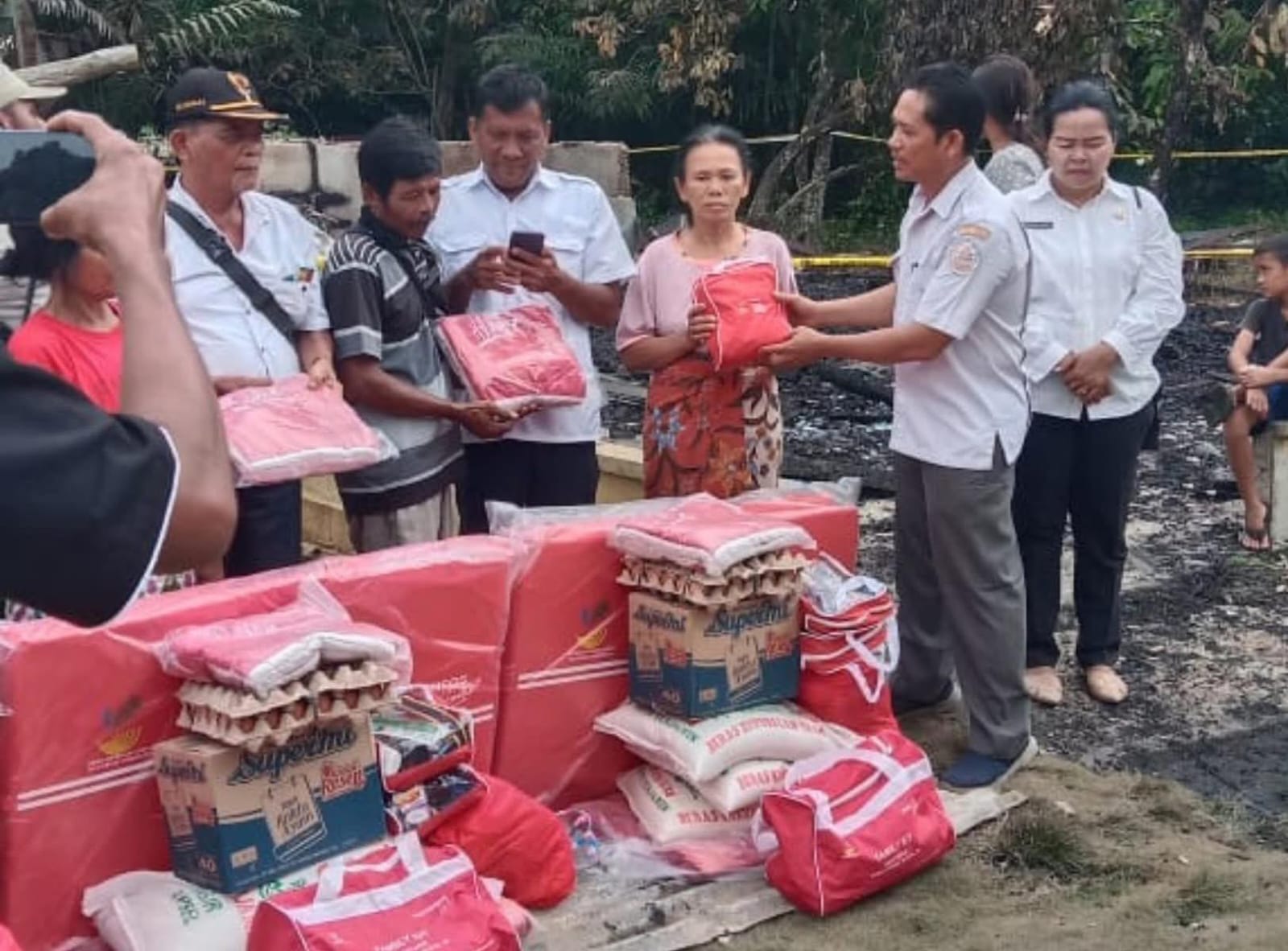 Korban Kebakaran Rumah di Manduamas dan Barus Utara Terima Bantuan dari Pemkab Tapteng 1 WhatsApp Image 2025 11 05 at 23.42.51