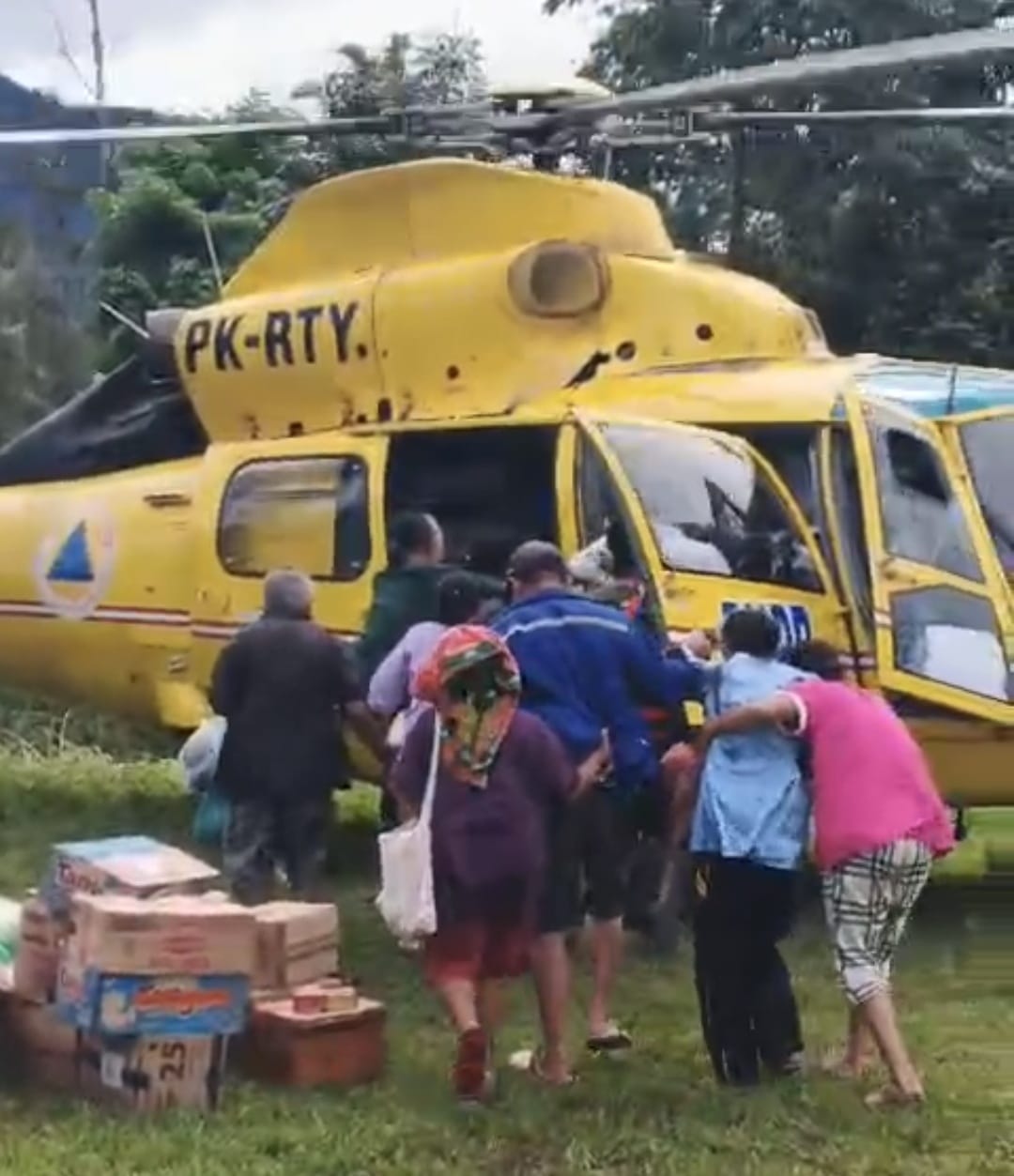 Heli BNPB Evakuasi 4 Warga Tapteng dari Desa Terisolir 1 IMG 20251213 WA0084