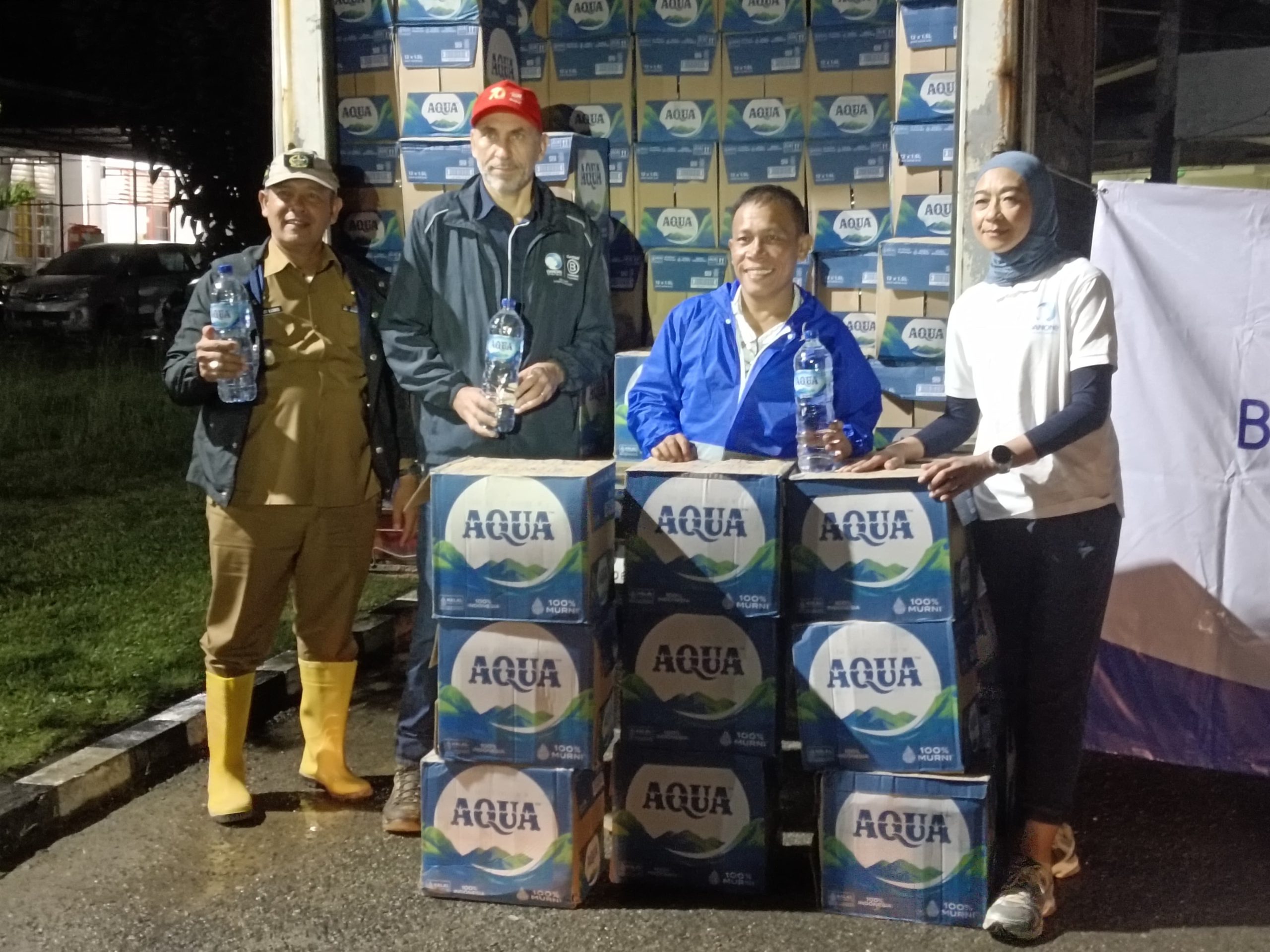 Bupati Tapteng Terima 12.000 Botol Air Mineral Bantuan Danone Indonesia 1 IMG 20251215 WA0007 scaled