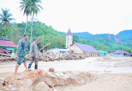 Wakil Bupati Tapteng Serahkan Bantuan Sembako Kepada Warga Hutanabolon Tukka 2 IMG 20251215 WA0023