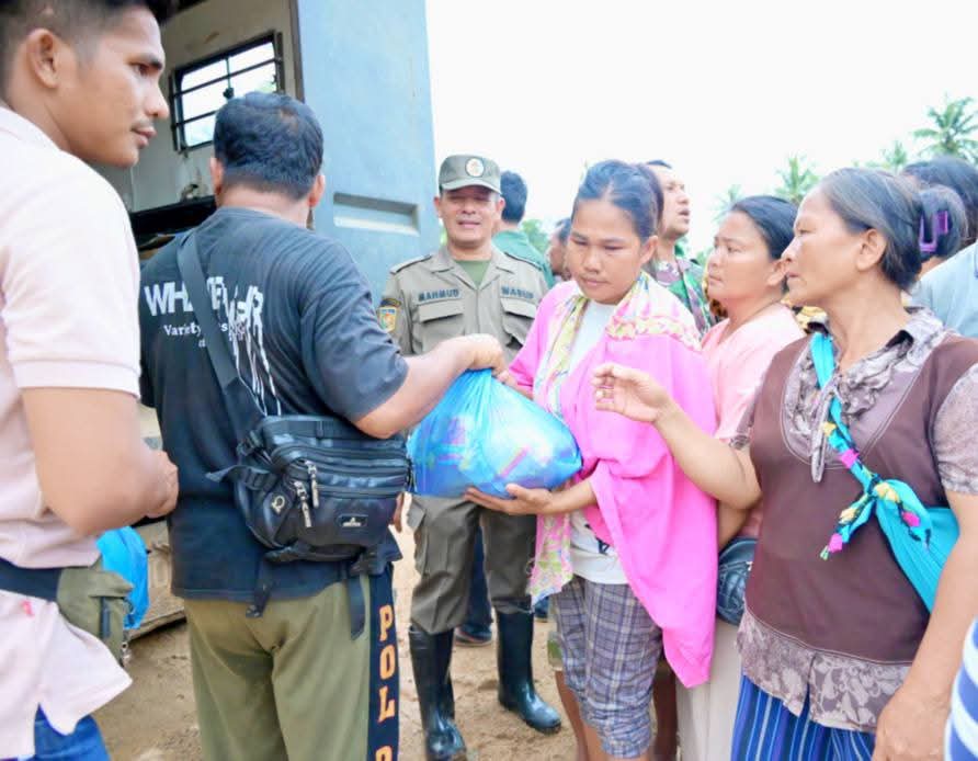 Wakil Bupati Tapteng Serahkan Bantuan Sembako Kepada Warga Hutanabolon Tukka 1 IMG 20251215 WA0024