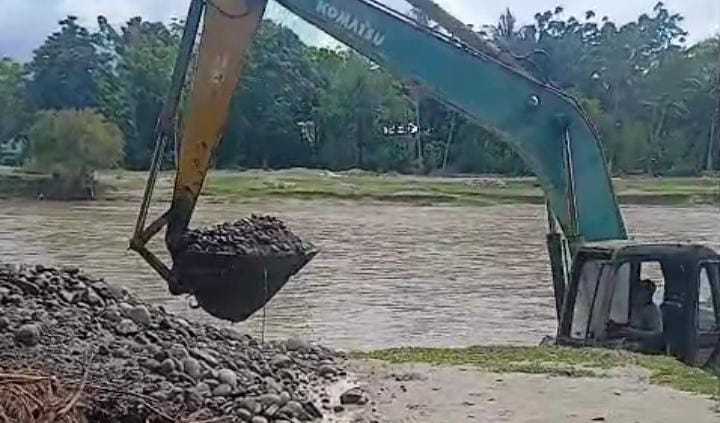 Pemkab Tapteng Kerahkan 2 Alat Berat ke Barus, Normalisasi Sungai dan Bersihkan Jalan Pemukiman 1 IMG 20251216 WA0046