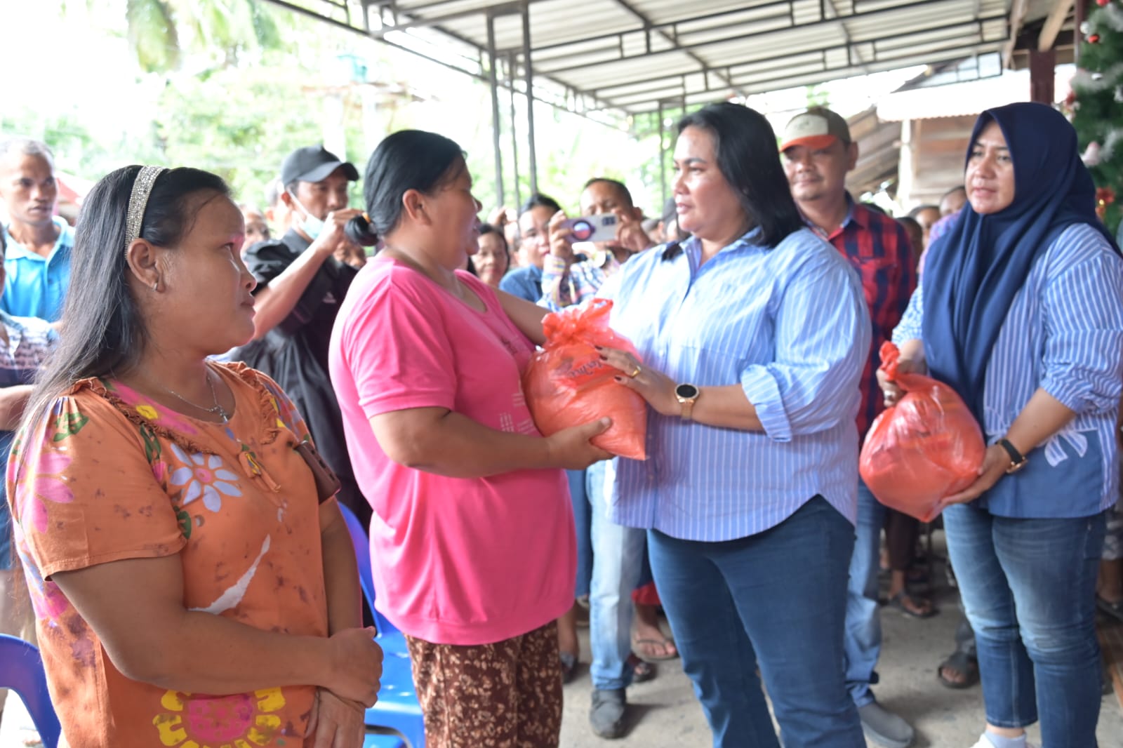 Ketua PKK Tapteng Bagikan Paket Sembako untuk Masyarakat Andam Dewi 1 IMG 20251227 WA0037