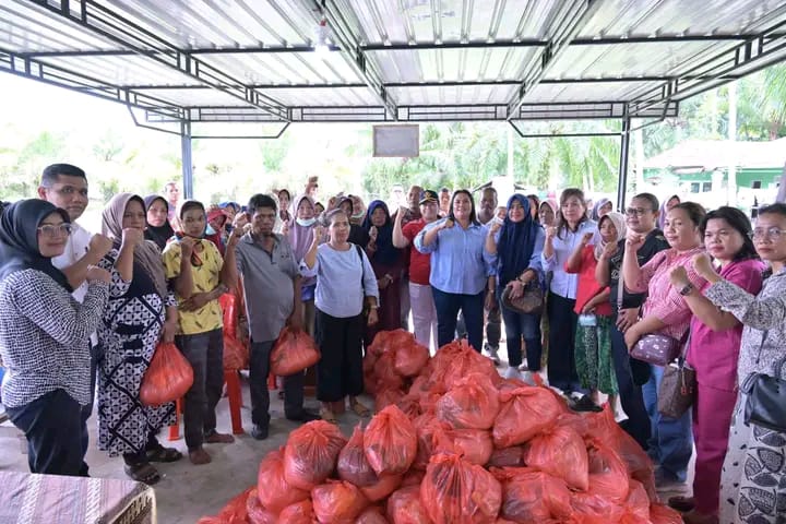 Ketua PKK Tapteng Bagikan Paket Sembako untuk Masyarakat Andam Dewi 2 IMG 20251227 WA0038