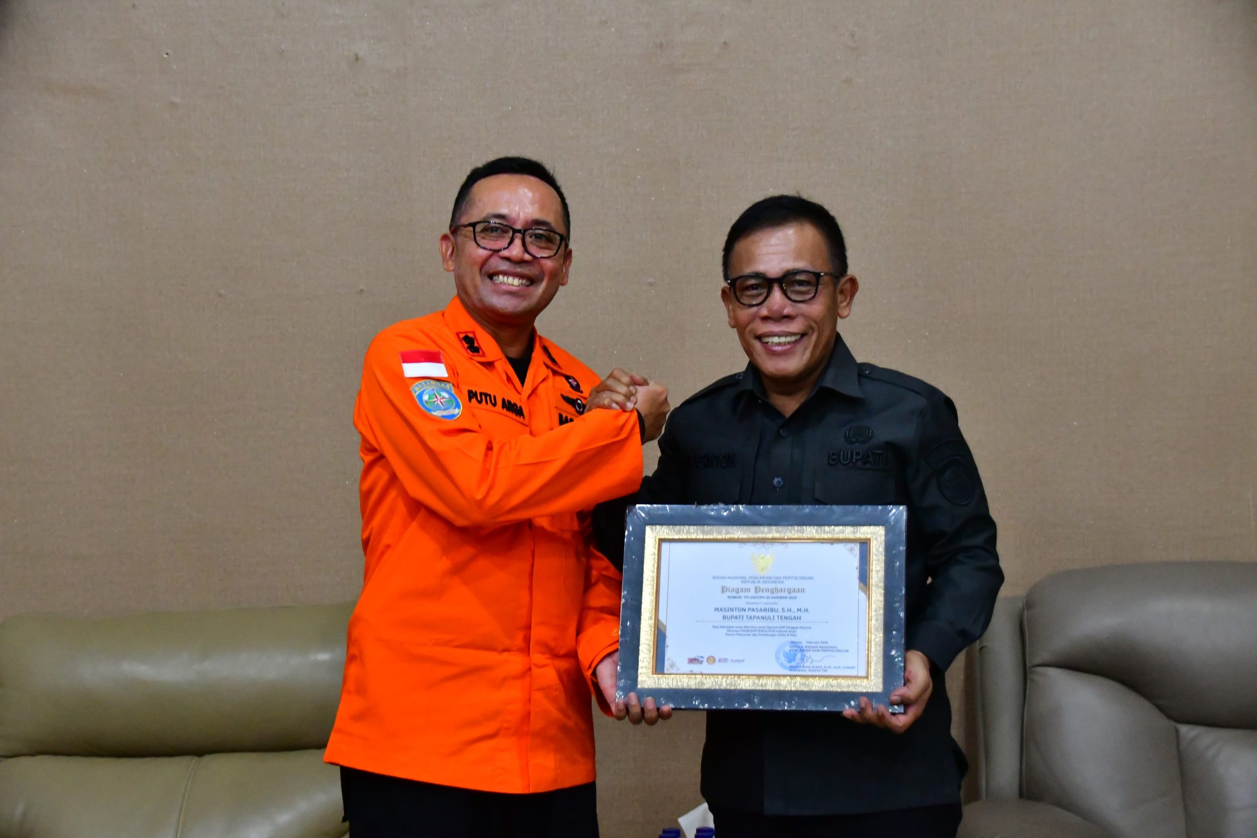 Bupati Tapteng Masinton Pasaribu Terima Piagam Perhargaan dari Basarnas 1 IMG 20260310 WA0046 scaled
