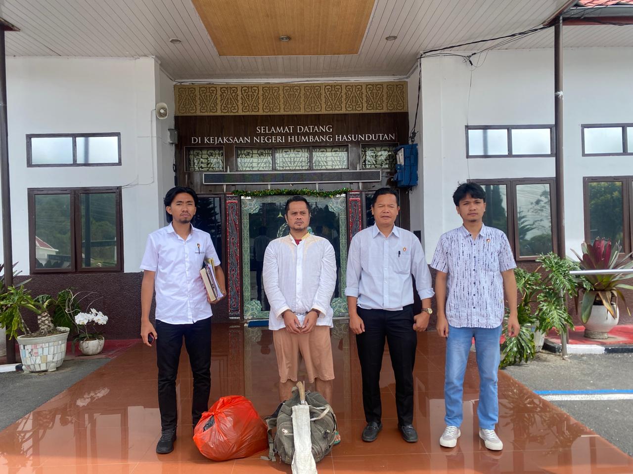 Polres Humbahas Limpahkan Tersangka Kasus Penganiayaan Berat ke Kejaksaan 1 IMG 20260312 WA0028