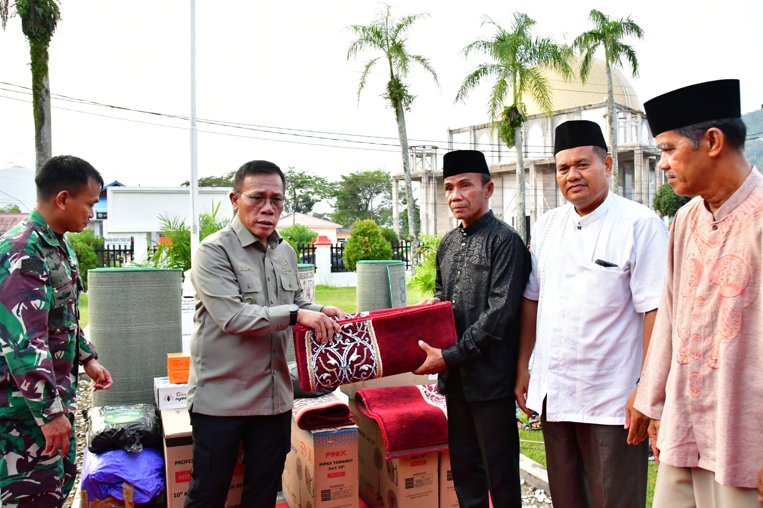 16 Masjid Terdampak Bencana Terima Bantuan dari Pemkab Tapteng 1 IMG 20260313 WA0013 scaled