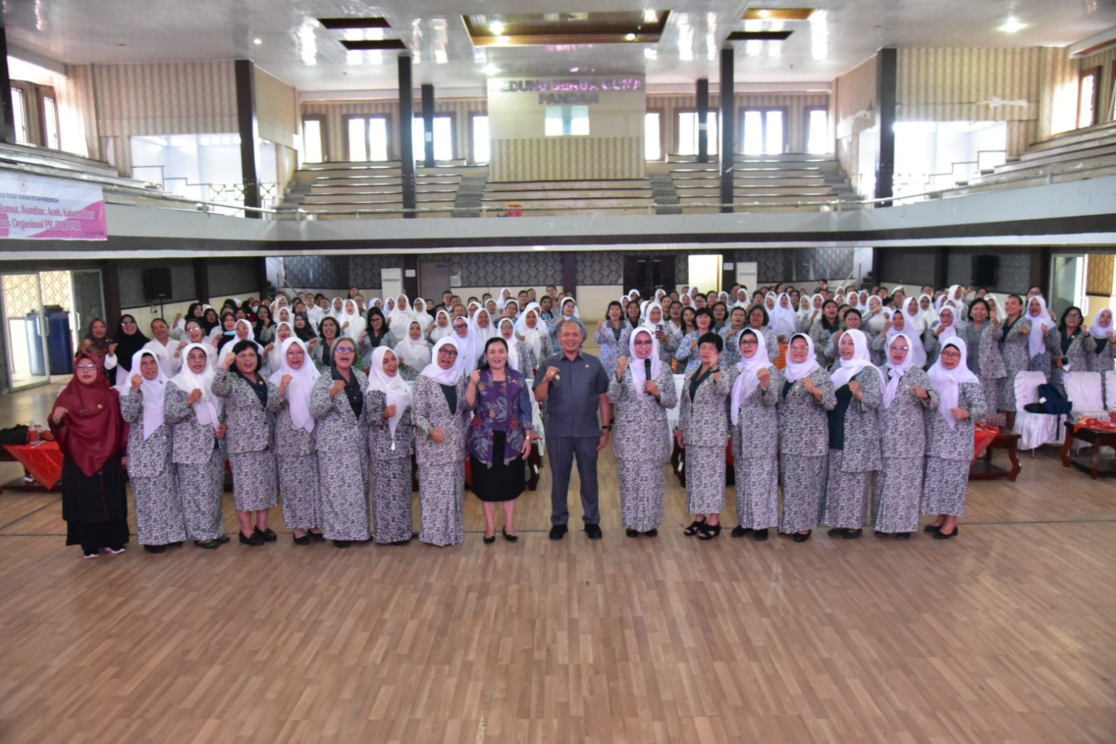 Wabup Tapteng Mahmud Efendi Apresiasi Bidan yang Berjuang Memberikan Pelayanan Kesehatan di Tengah Bencana 1 IMG 20260410 WA0013