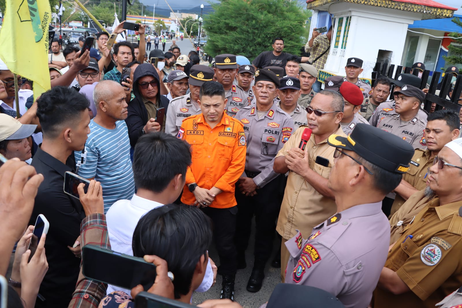 Pesan Bupati Tapteng ke Pengunjuk Rasa 1 IMG 20260420 WA0008