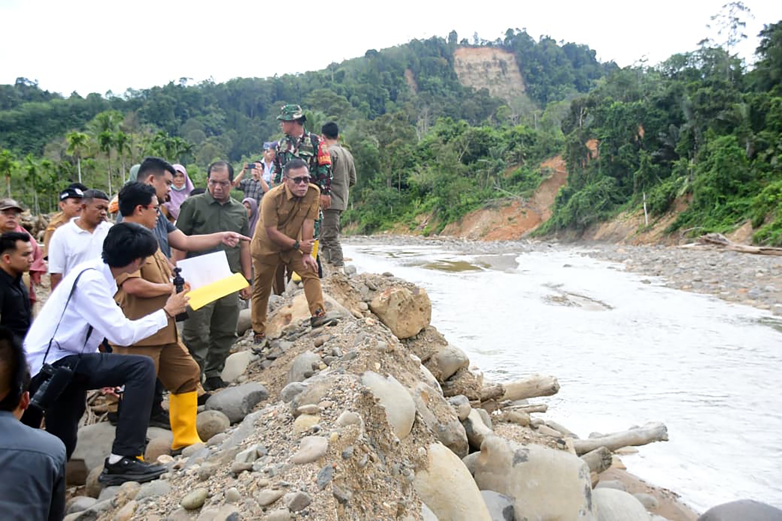 Didampingi Bupati Masinton, Gubsu Bobby Nasution Minta PercepatPembangunan Tanggul Sungai 1 WhatsApp Image 2026 04 13 at 09.23.34