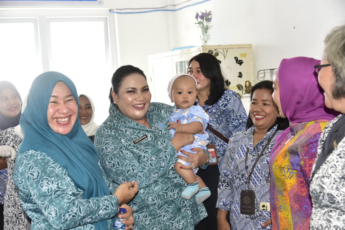 Bulan Bhakti IBI, Ketua PKK Tapteng Hadiri Pelaksanaan KB Gratis 1 WhatsApp Image 2026 05 01 at 02.16.09