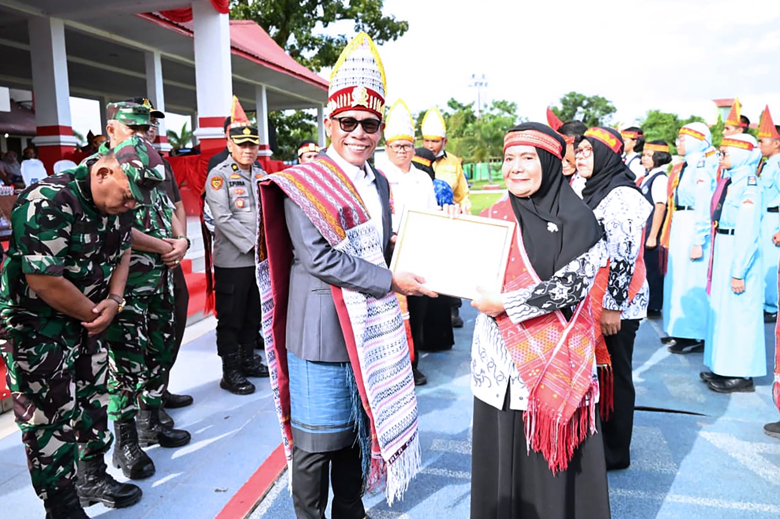 Momen Hardiknas, Bupati Masinton Serahkan Piagam Penghargaan kepada Kepsek dan Siswa Berprestasi 2 WhatsApp Image 2026 05 02 at 02.30.11 1