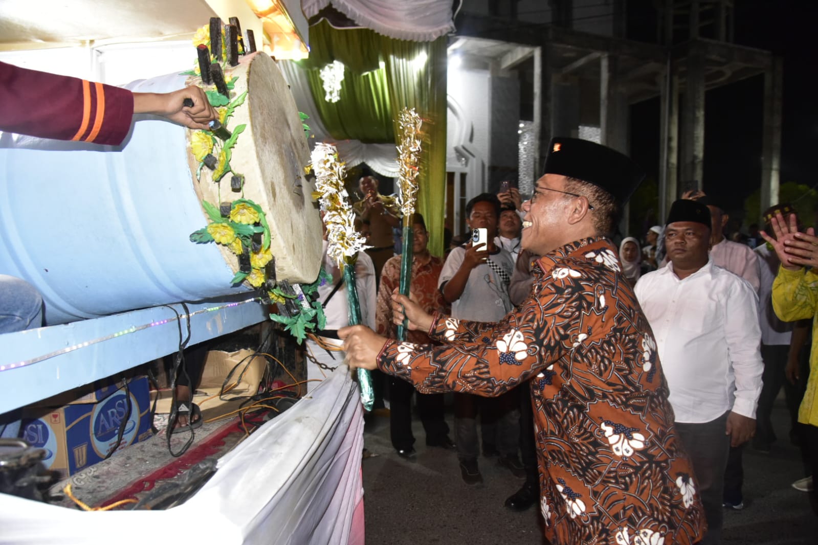 Pesan Bupati Masinton saat Lepas Ribuan Peserta Pawai Takbiran di Kota Pandan 1 WhatsApp Image 2026 05 26 at 18.09.47 1
