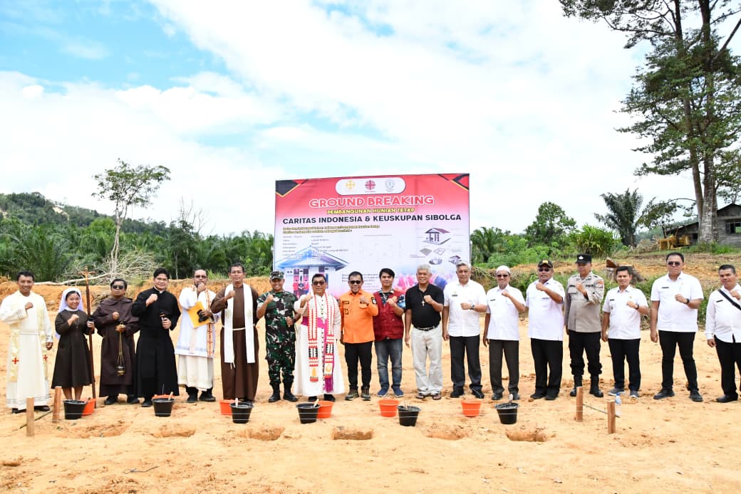 Bupati Tapteng dan Uskup Letakkan Batu Pertama Pembangunan 36 Unit Huntap di Ampolu Badiri 1 WhatsApp Image 2026 06 03 at 05.44.32
