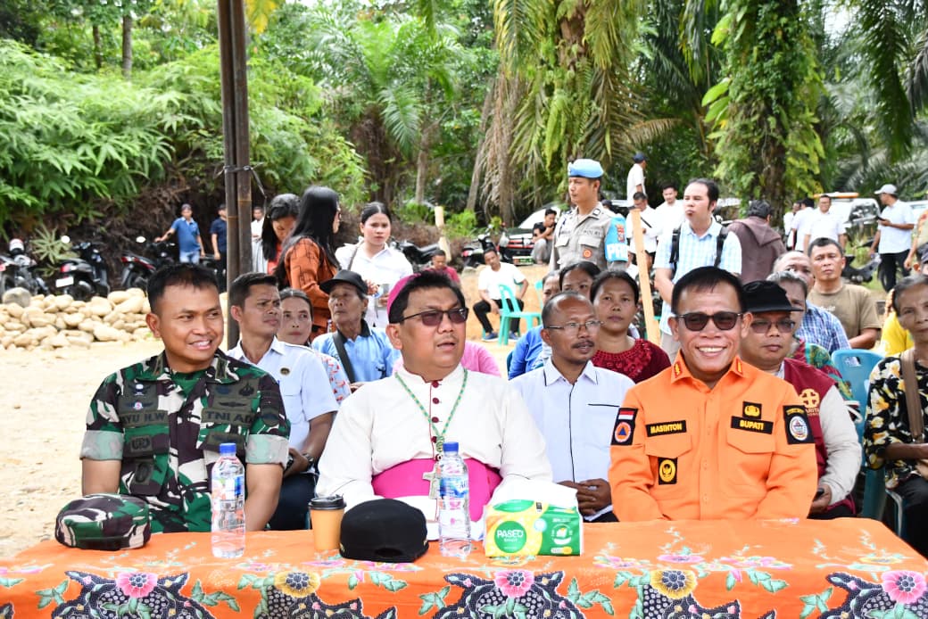 Bupati Tapteng dan Uskup Letakkan Batu Pertama Pembangunan 36 Unit Huntap di Ampolu Badiri 2 WhatsApp Image 2026 06 03 at 05.44.33