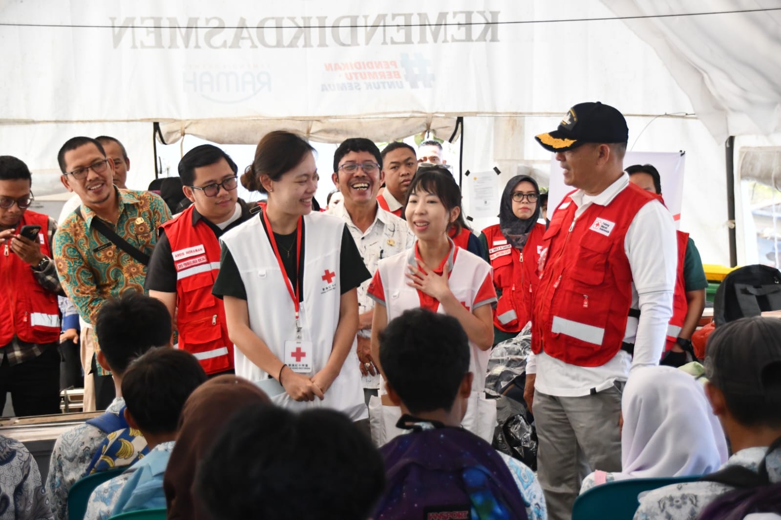 PMI Tapteng Bersama Hongkong Red Cross Serahkan 110 Paket Sekolah Terdampak Bencana 1 WhatsApp Image 2026 06 04 at 06.29.24