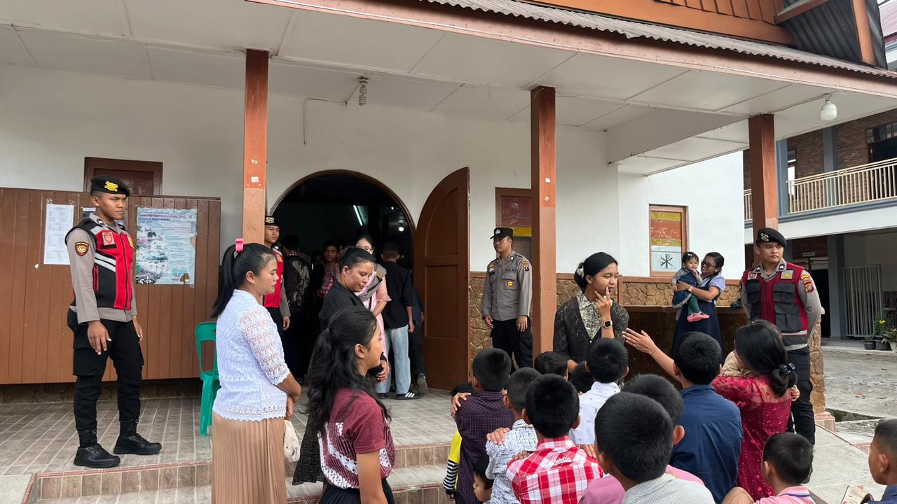 Hadir di Tengah Masyarakat, Polres Humbahas Rutin Amankan Ibadah Gereja 1 WhatsApp Image 2026 06 06 at 22.05.51