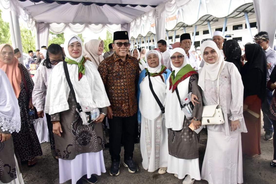 Bupati Masinton Pasaribu Sambut Jemaah Haji Tapteng yang Pulang dari Tanah Suci 1 WhatsApp Image 2026 06 20 at 01.08.57