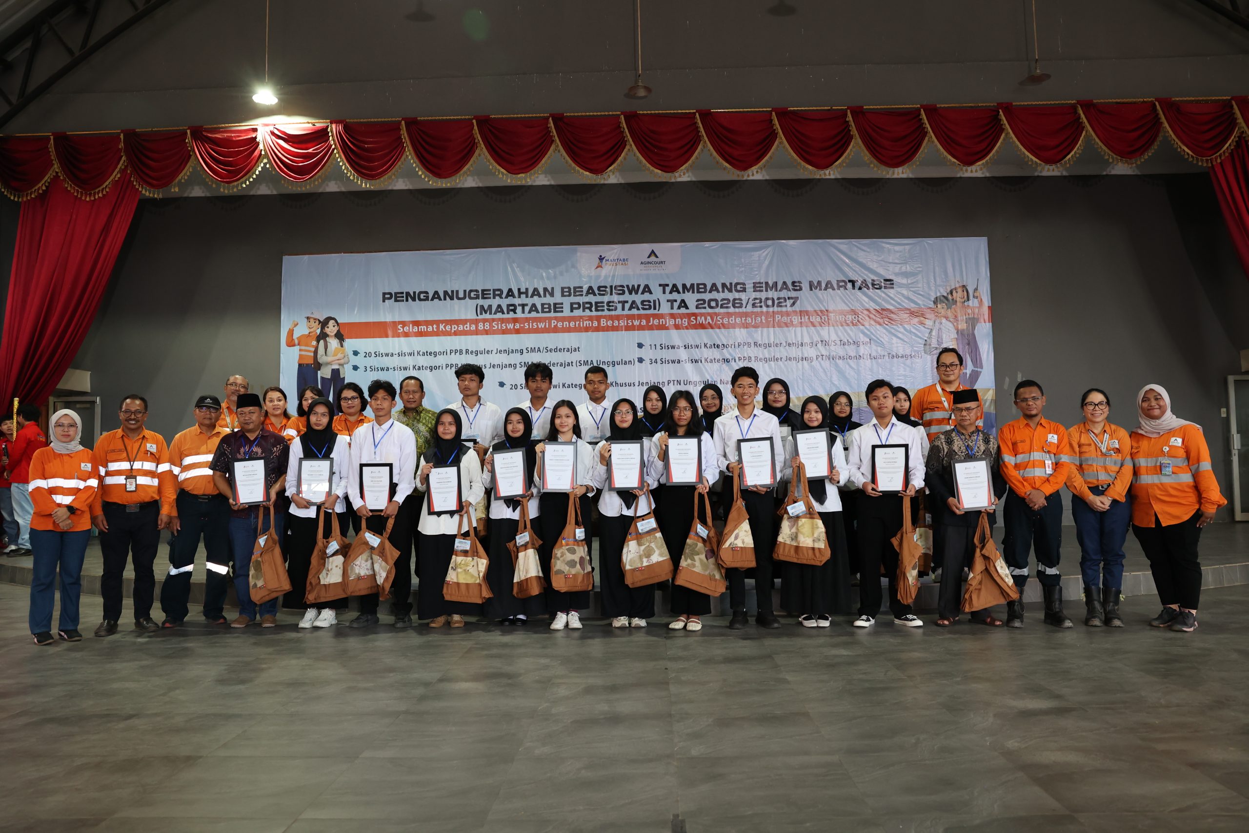 Agincourt Resources Salurkan Rp5,29 Miliar Beasiswa Martabe Prestasi 2026 2 Foto 2 Beasiswa Martabe Prestasi 2026.JPG scaled