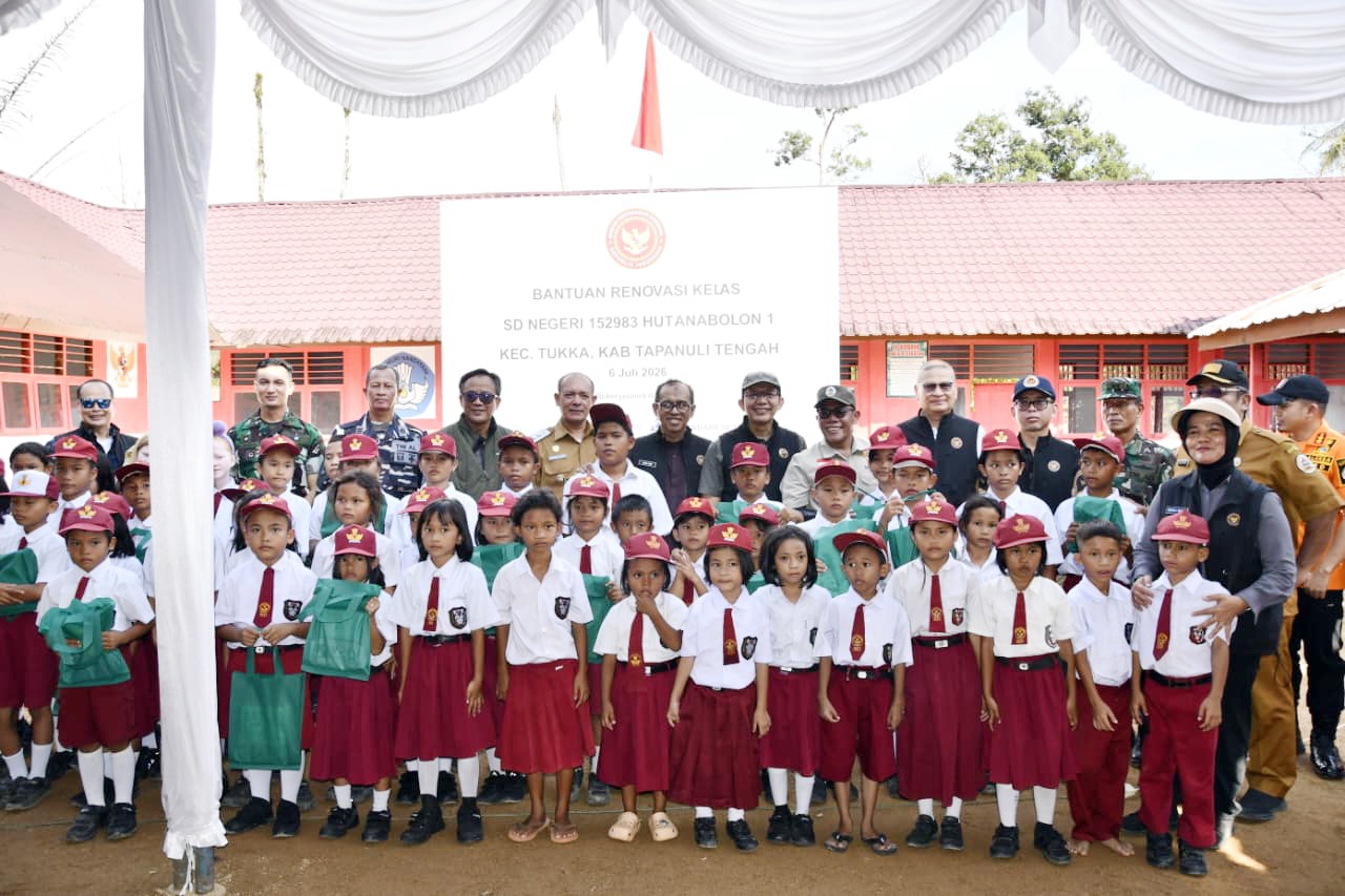 Bupati dan Wakil Bupati Tapteng Dampingi Deputi DPN Serahkan Bantuan Renovasi Ruang Kelas SD Negeri 152983 Hutanabolon 1 1 IMG 20260707 WA0009