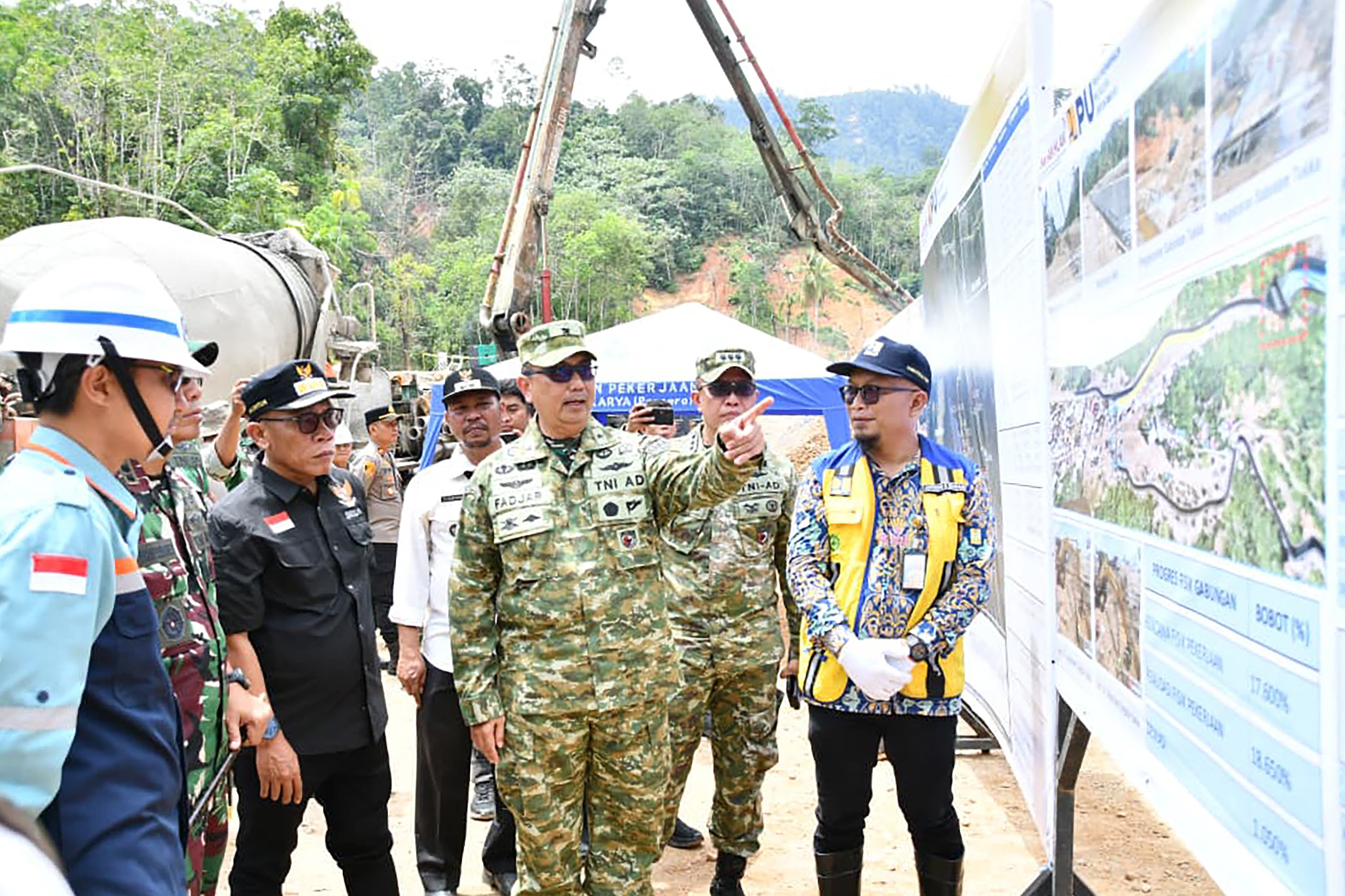 Bupati Tapteng Dampingi Tim Supervisi Pusat Tinjau Progres Penanganan Pascabencana 2 IMG 20260730 WA0040