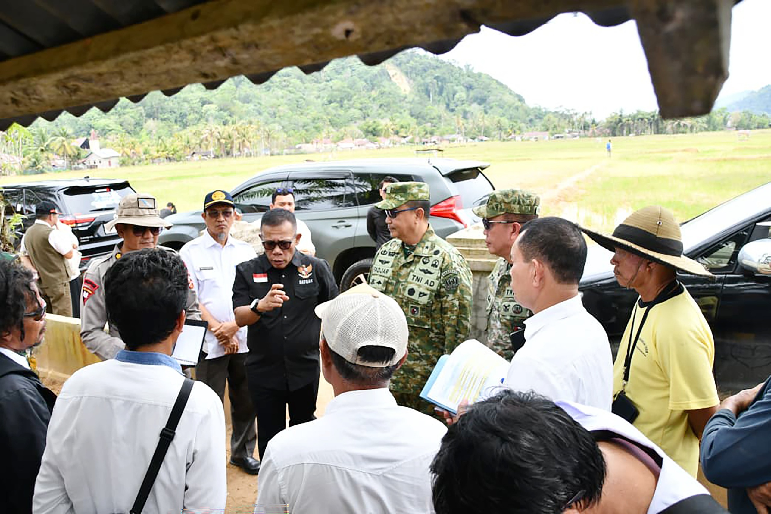 Bupati Tapteng Dampingi Tim Supervisi Pusat Tinjau Progres Penanganan Pascabencana 1 IMG 20260730 WA0043