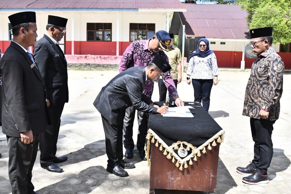 Pesan Bupati Masinton Pasaribu Saat Melantik 77 Kepala Sekolah 1 WhatsApp Image 2026 07 10 at 04.46.22