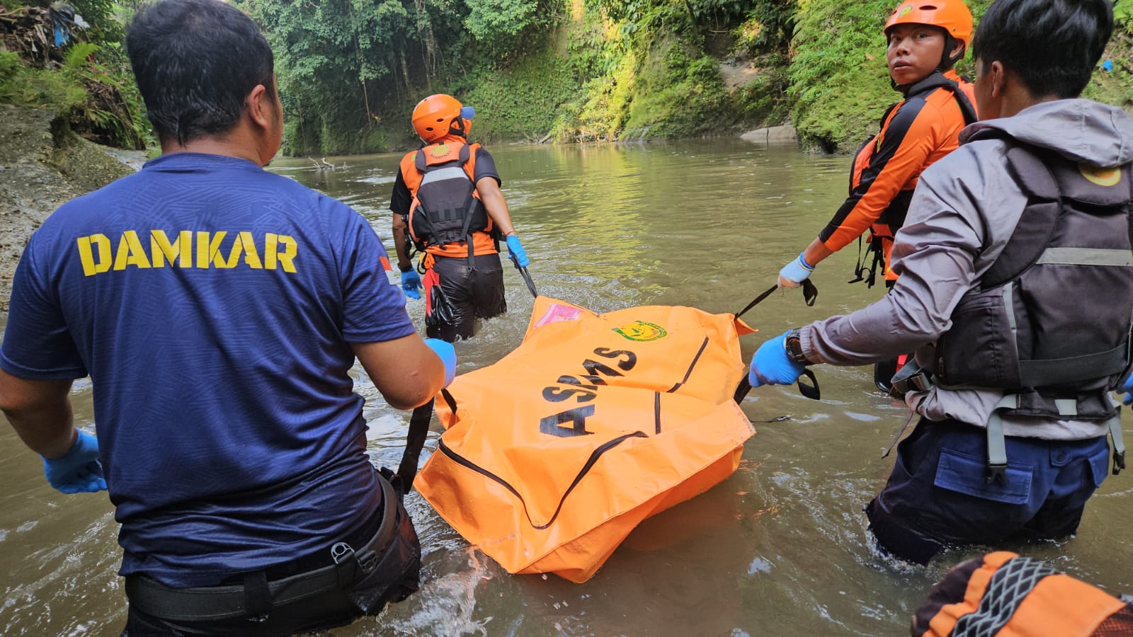 Tiga Hari Pencarian, Tim SAR Temukan Korban Hanyut di Sungai Kapasuk Simalungun 1 WhatsApp Image 2026 07 24 at 09.21.30