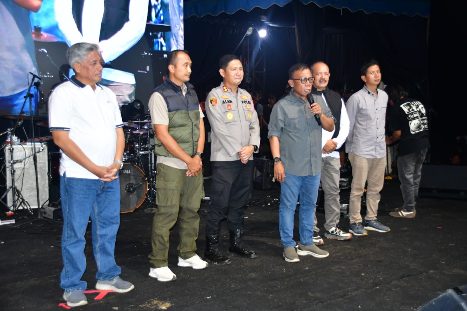 Malam Puncak Hari Jadi ke-81 Tapteng, Marsada Band dan Osen Hutaosit Pukau Ribuan Warga 2 Bupati Tapteng