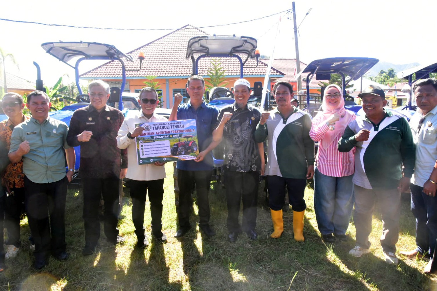 Pemulihan Pascabencana di Tapteng, Bupati Masinton Salurkan Bantuan Alsintan dan Bibit Hortikultura 2 WhatsApp Image 2026 08 07 at 07.36.45 1