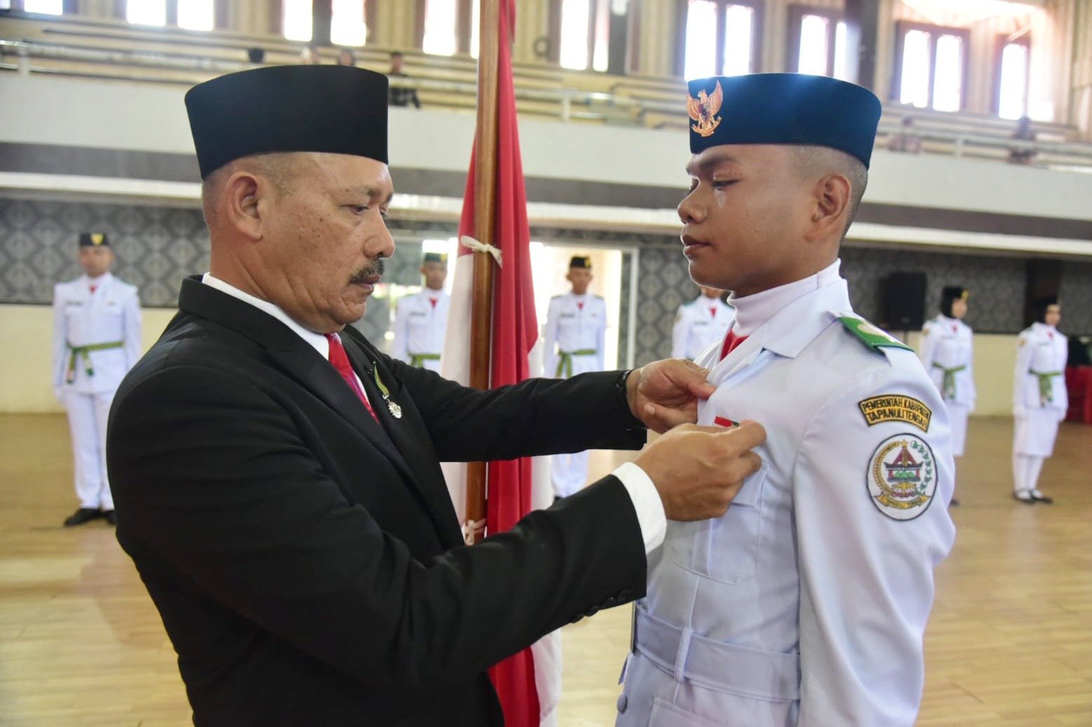 Wakil Bupati Tapteng Kukuhkan 35 Anggota Paskibraka 2026 1 WhatsApp Image 2026 08 15 at 20.30.50
