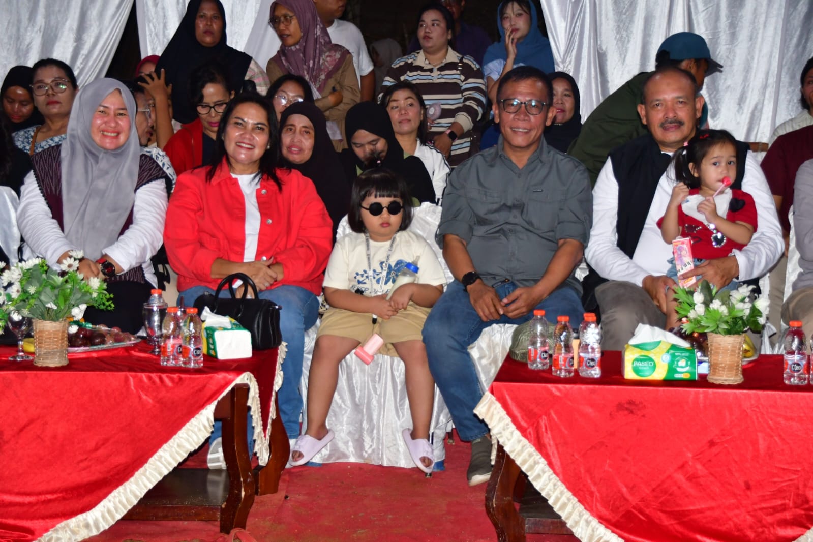 Malam Puncak Hari Jadi ke-81 Tapteng, Marsada Band dan Osen Hutaosit Pukau Ribuan Warga 4 duduk