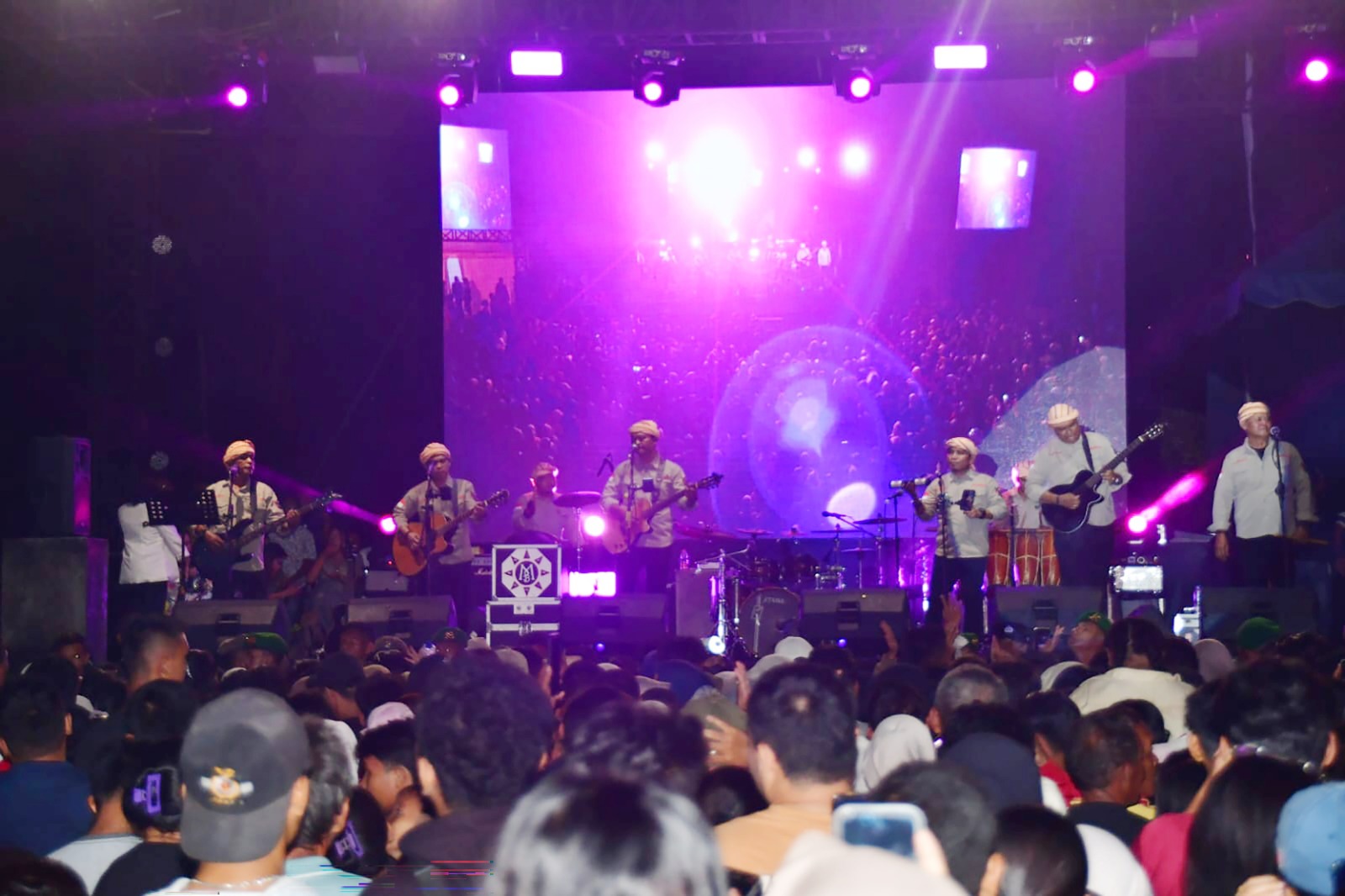 Malam Puncak Hari Jadi ke-81 Tapteng, Marsada Band dan Osen Hutaosit Pukau Ribuan Warga 3 marsaadda band