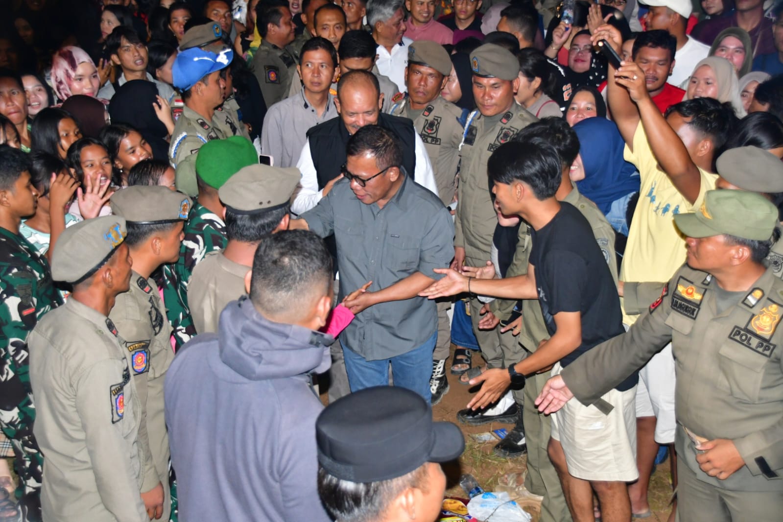 Malam Puncak Hari Jadi ke-81 Tapteng, Marsada Band dan Osen Hutaosit Pukau Ribuan Warga 1 masinton salami warga