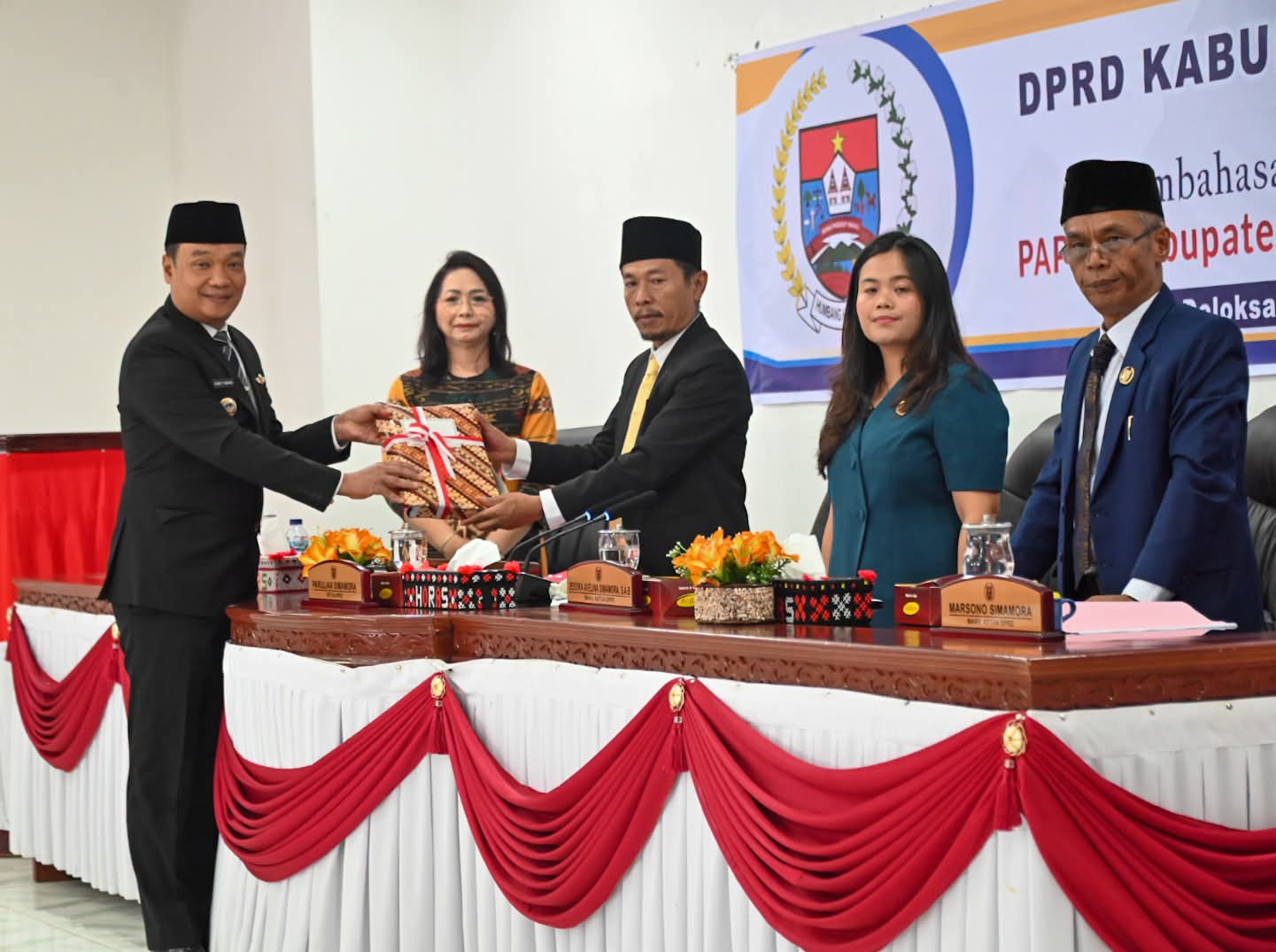 Bupati Humbahas Sampaikan Ranperda P.APBD TA. 2026 Rp. 955 Miliar Lebih 1 FB IMG 1788239472808
