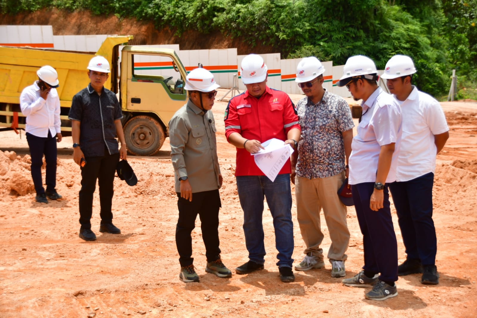 Bupati Tapteng Tinjau Kawasan Pembangunan Huntara di Bonalumban 1 IMG 20260903 WA0013