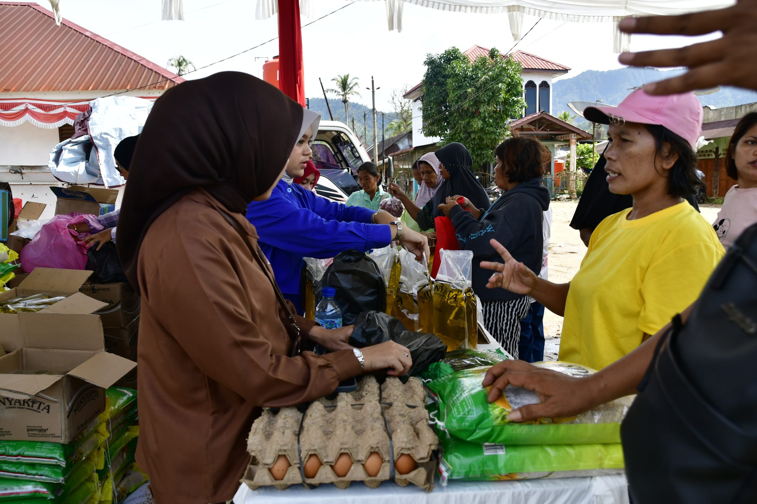Pemkab Tapteng Gelar Pasar Murah di Tukka 1 IMG 20260912 WA0063 scaled