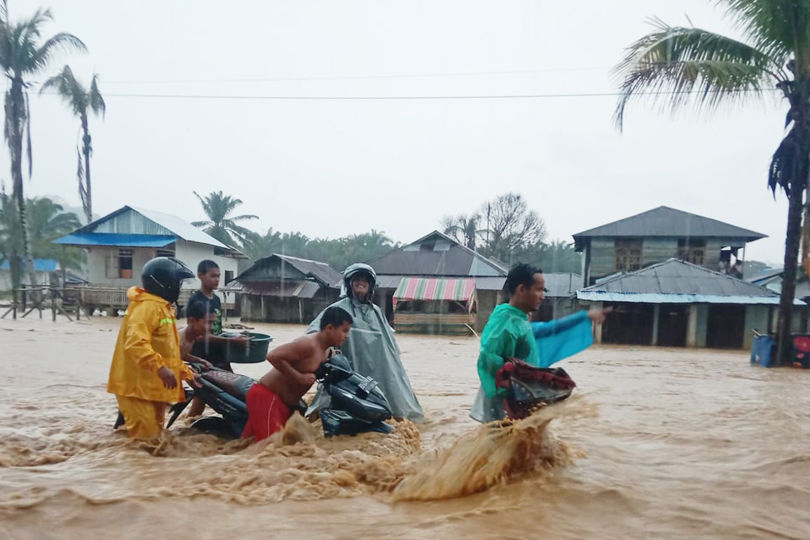 Banjir Lagi, Pemkab Tapteng Gerak Cepat Pastikan Evakuasi dan Penanganan Berjalan Lancar 1 IMG 20260913 WA0019