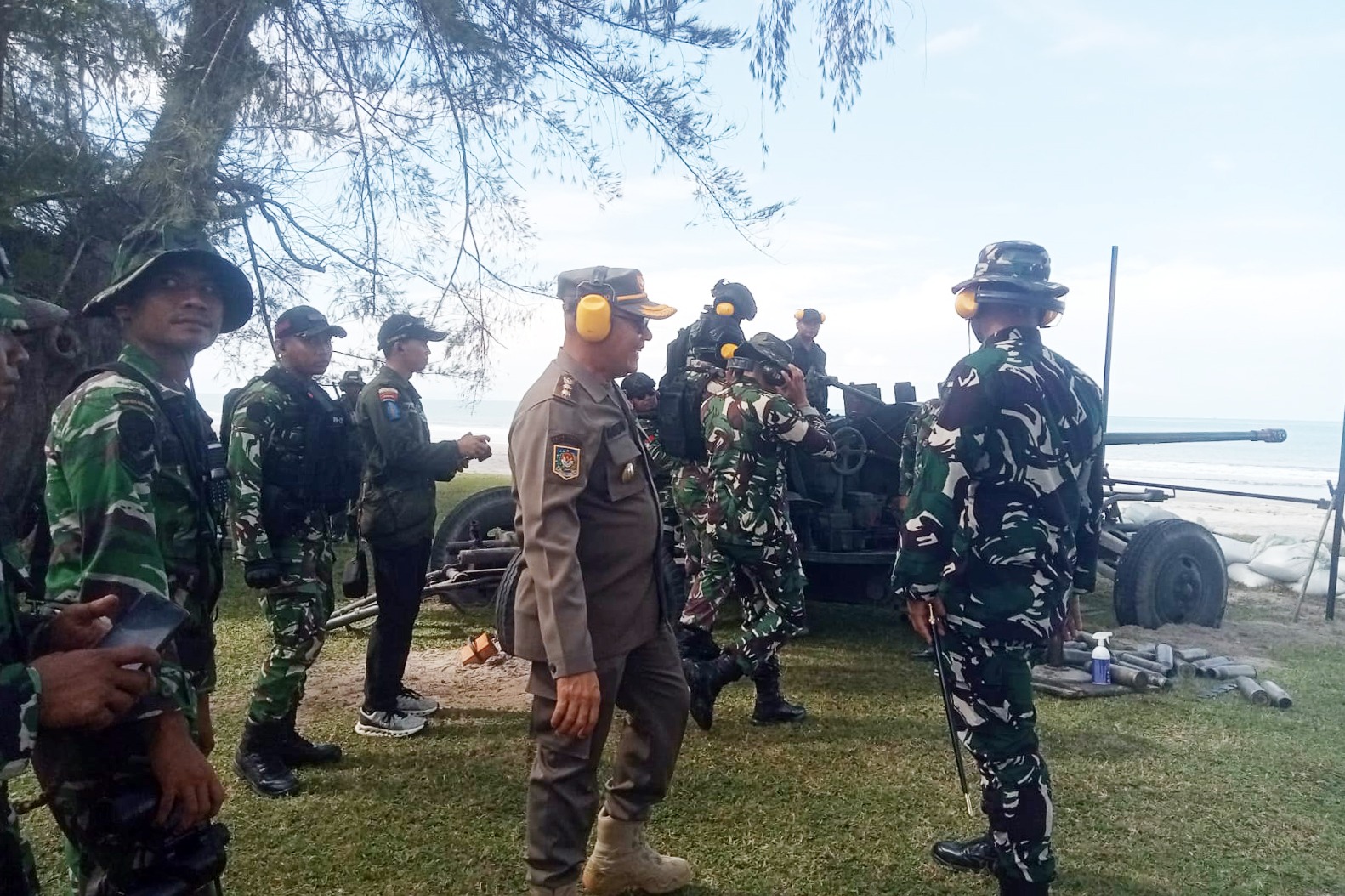 Wakil Bupati Tapteng Hadiri Latihan Menembak Senjata Berat Arhanud 11/WBY 1 IMG 20260923 WA0026