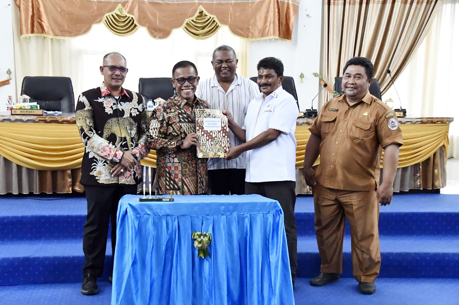 Pemkab Tapteng Bersama DPRD Sepakati 3 Ranperda 1 WhatsApp Image 2026 09 22 at 09.04.30
