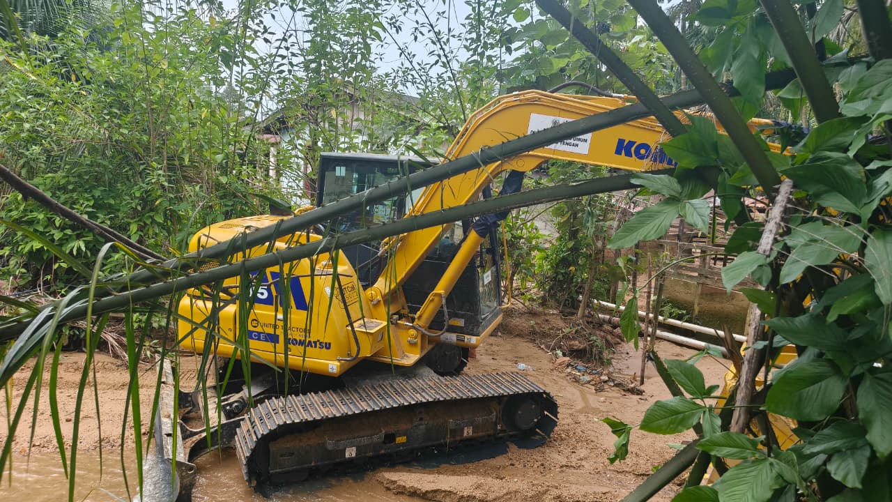 Pemkab Tapteng Gerak Cepat Normalisasi Sungai dan Irigasi Pertanian di Sipange 2 IMG 20261001 WA0054