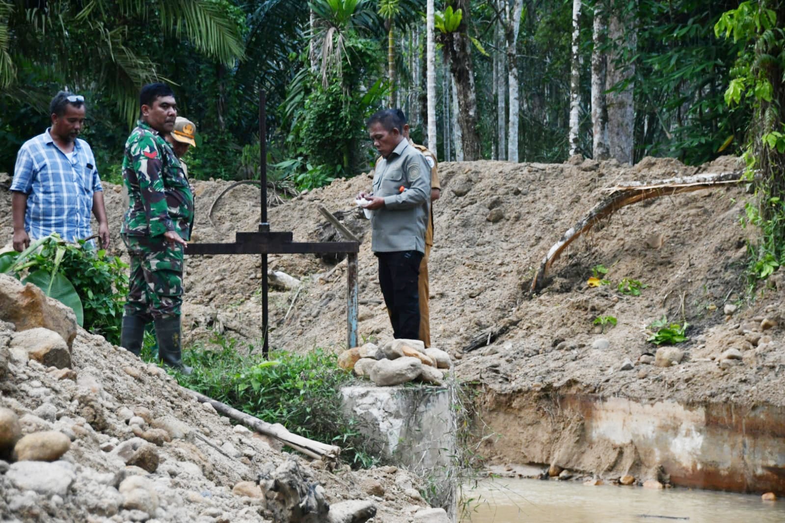 Pemkab Tapteng Gerak Cepat Normalisasi Sungai dan Irigasi Pertanian di Sipange 1 IMG 20261001 WA0055