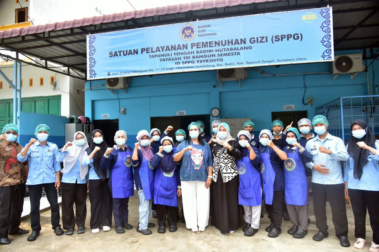 Ketua TP PKK Tapteng Tinjau SPPG Pastikan Kualitas Makanan 2 IMG 20261009 WA0066